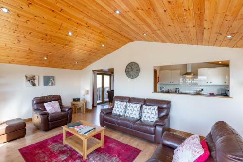 Woodpecker Lodge With Hot Tub Near Cupar Fife