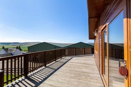 Woodpecker Lodge With Hot Tub Near Cupar Fife