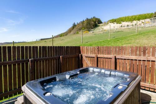 Woodpecker Lodge With Hot Tub Near Cupar Fife