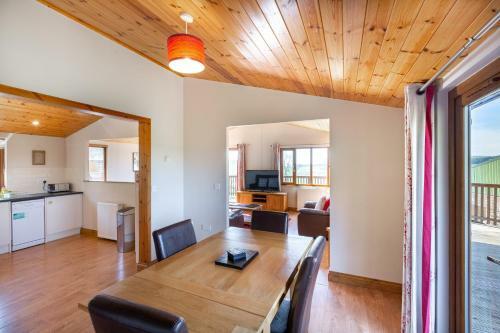 Woodpecker Lodge With Hot Tub Near Cupar Fife