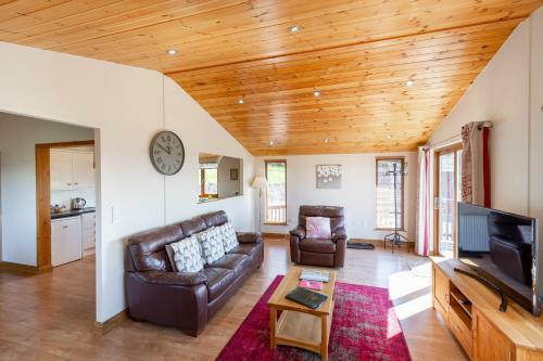 Woodpecker Lodge With Hot Tub Near Cupar Fife