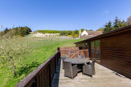 Woodpecker Lodge With Hot Tub Near Cupar Fife
