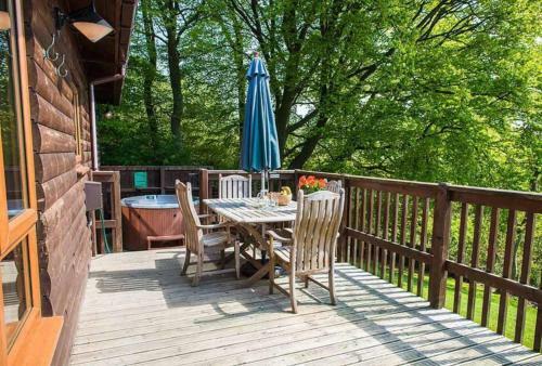 Silver Birch Lodge With Hot Tub Near Cupar Fife