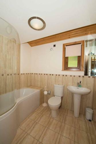Silver Birch Lodge With Hot Tub Near Cupar Fife