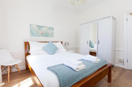 Spacious 4 Bedroom Apartment Near Meadows