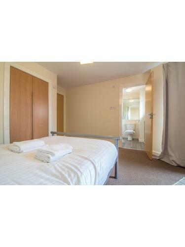 Immaculate 2 Bed House, Sleeps 6, Free Parking
