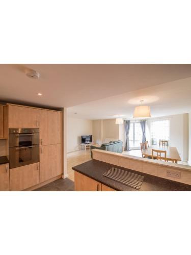 Immaculate 2 Bed House, Sleeps 6, Free Parking