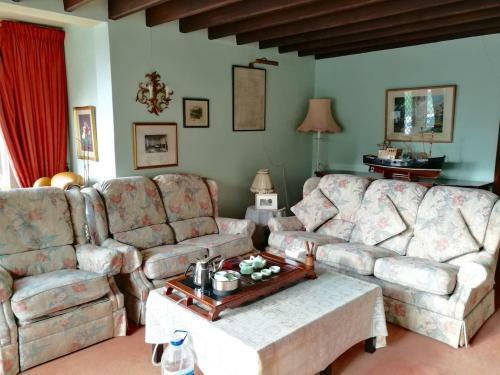 Charming 6-bed Villa In Staines