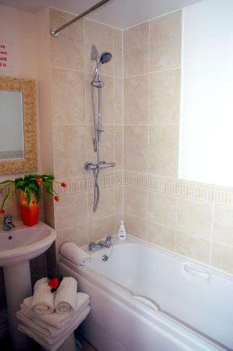 Ladysmith House - 4 Bedrooms - Full House