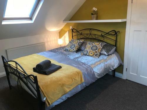 Beautifully Presented 6 Bed 5 & A Half Bath House