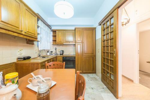 Vintage Acropolis Apartment By Cloudkeys