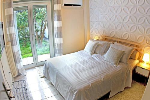 Stylish City Center Garden Apartment
