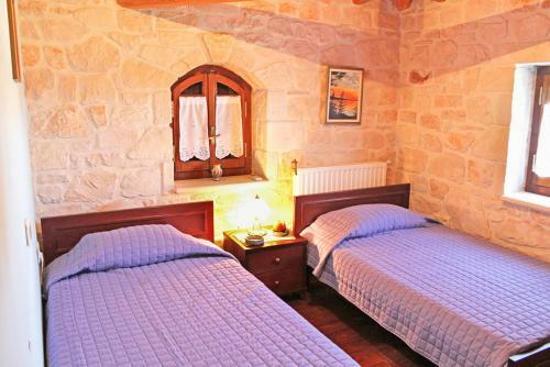 Koiliomenos Villa Sleeps 12 With Pool And Air Con