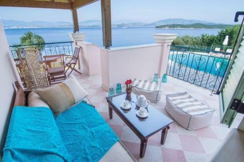 Kassiopi Villa Sleeps 12 Pool Wifi