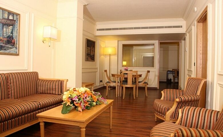 Le Commodore Hotel