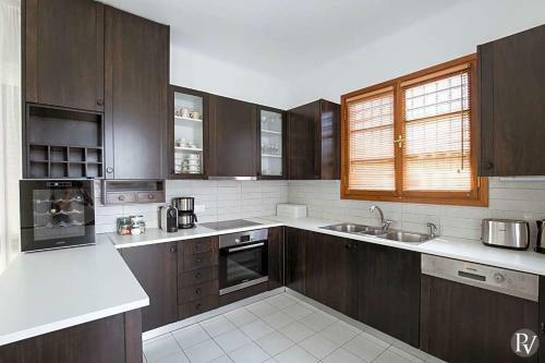 Agios Onoufrios Villa Sleeps 14 With Pool And Air Con