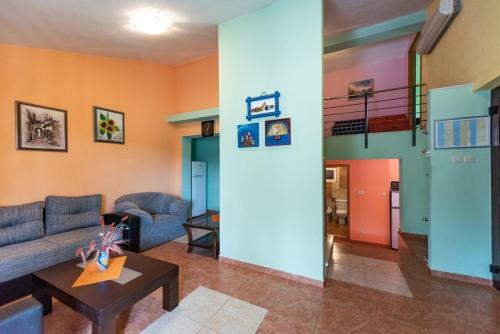 Hostal Apartments Karen