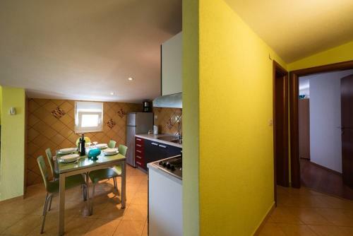 Hostal Apartments Karen