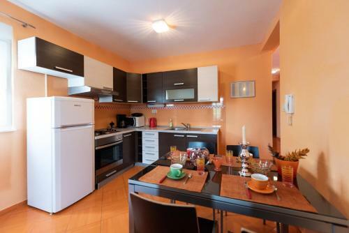 Hostal Apartments Karen
