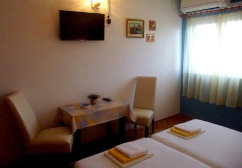Hostal Apts And Rooms Ognjen- Family Friendly