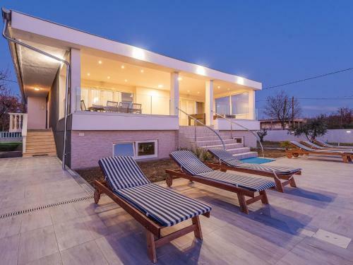 Spacious Holiday Home In Galovac With Jacuzzi