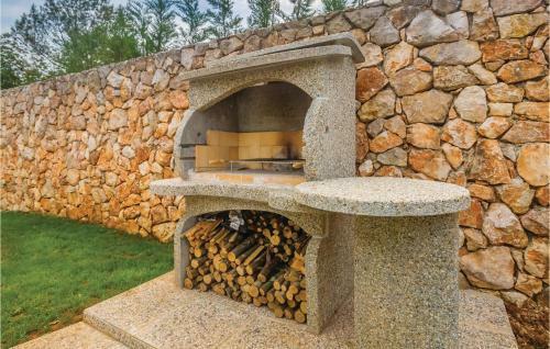 Three-bedroom Holiday Home In Gostinjac