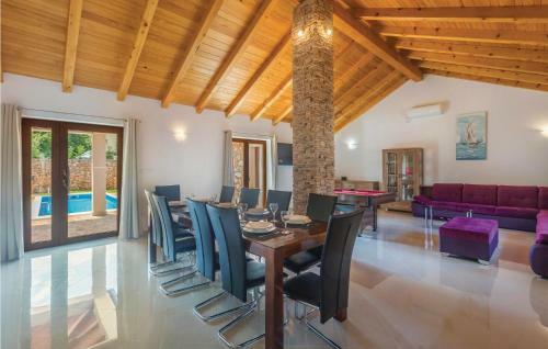 Three-bedroom Holiday Home In Gostinjac