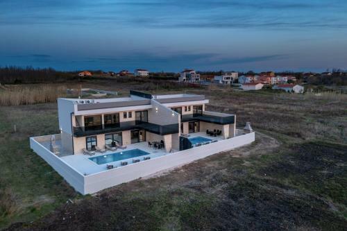 Luxury Beachfront 4 Bedroom Villa With Private Pool****