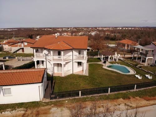 Hostal Apartments House Topal With Pool In Radmani Pore? For Max 21 Persons