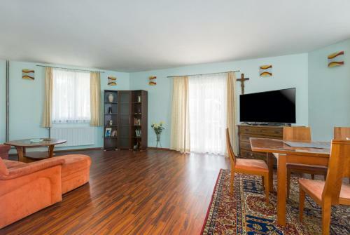 Hostal Apartments House Topal With Pool In Radmani Pore? For Max 21 Persons