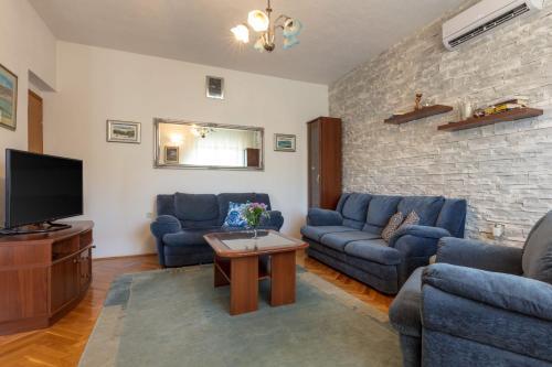 Split Villa Sleeps 8 Pool Air Con Wifi