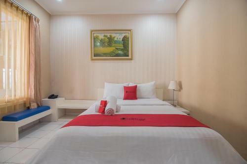 Hotel Reddoorz Near Setrasari Mall 2