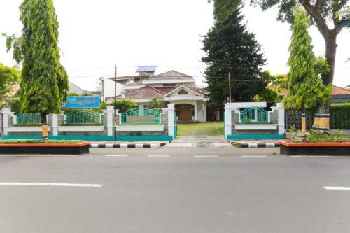 Hostal Reddoorz Syariah Near Alun Alun Magelang
