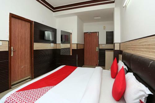 Oyo 28445 Hotel Bhavini