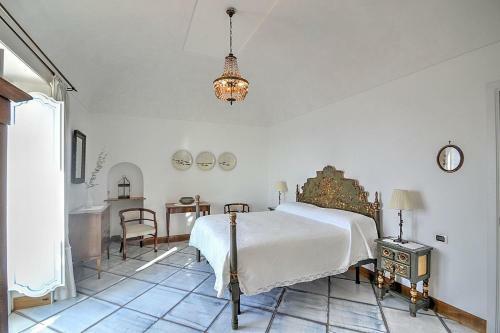 Arienzo Villa Sleeps 12 With Pool And Air Con