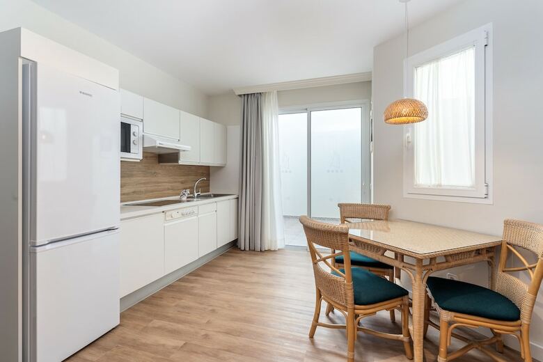 Esmeralda Maris By Livvo