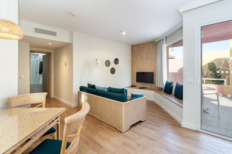 Esmeralda Maris By Livvo