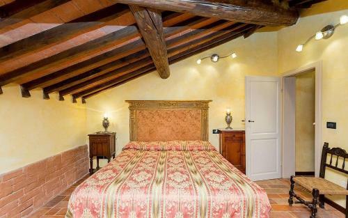 Castiglione Del Lago Villa Sleeps 12 Pool
