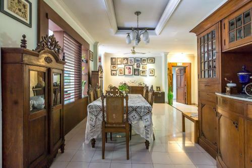 Hostal Roemah Oma Guesthouse