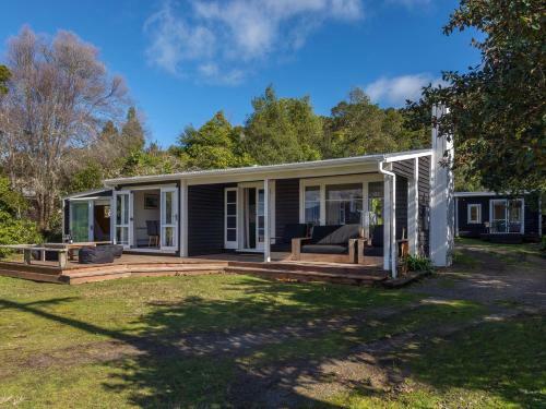 Tarawera Lakefront - Lake Tarawera Holiday Home