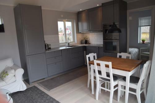Tv� G�sthus Vid Hav Och Strand