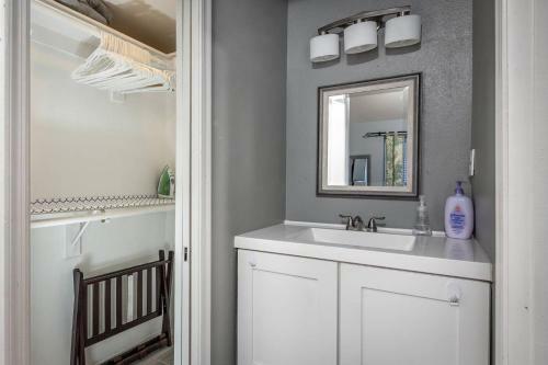 Cozy Gilbert Condo Walking Distance To Downtown !