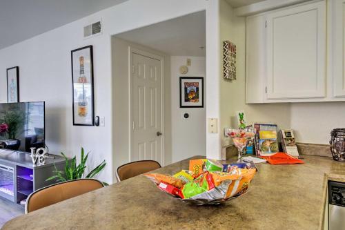Apartamento Chic Condo With Pool About 3 Mi To Downtown Phoenix!