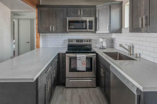 Sleek 2br Phoenix Townhome By Wanderjaunt