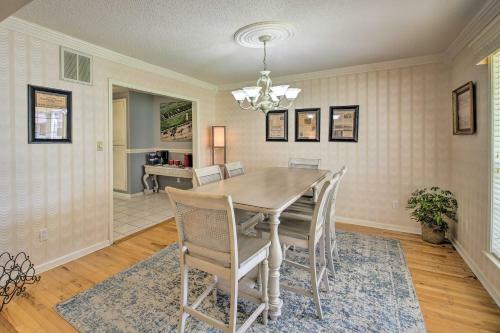 Gorgeous Lakefront Escape With Balcony And Dock!