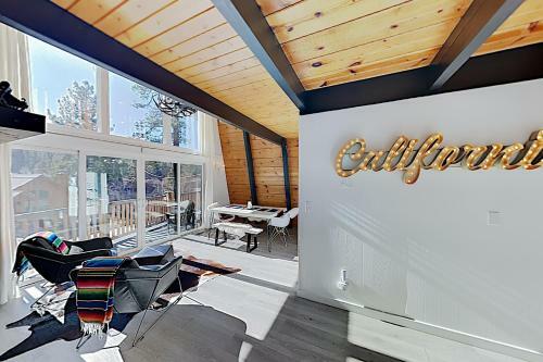 Rustic-chic Remodel With Fireplace, Deck & Hot Tub! Cabin