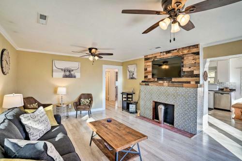 Waterfront Cottage With Pool And Clear Lake View!