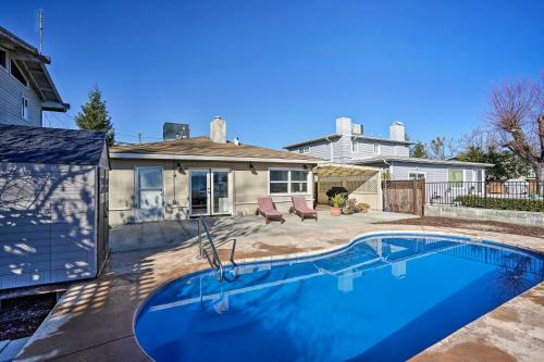 Waterfront Cottage With Pool And Clear Lake View!