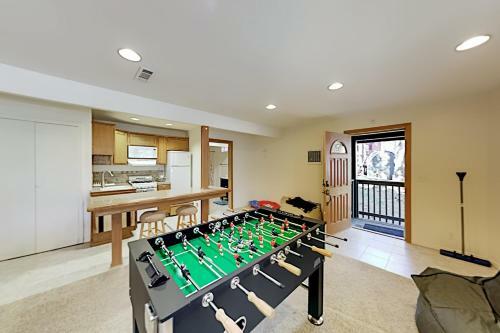Luxe A-frame - Game Room, New Kitchen, Gas Firepit Home