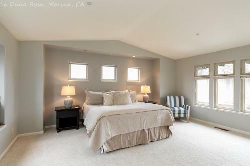 Large 3 Bedroom 2 Bath In Marina
